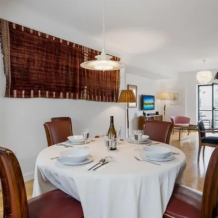 Soho 2 Bedrooms Next To The