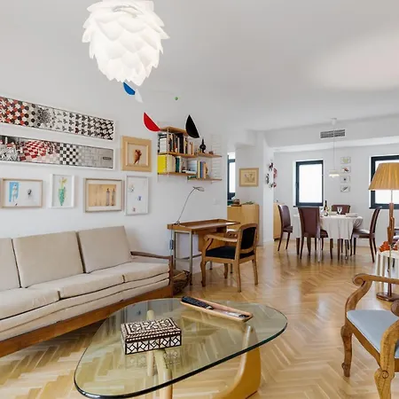 Soho 2 Bedrooms Next To The Apartment *