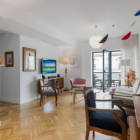 Soho 2 Bedrooms Next To The Apartment