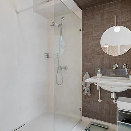 Soho 2 Bedrooms Next To The Apartment *
