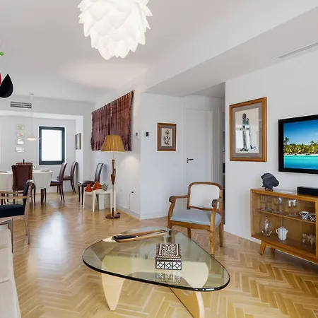 Soho 2 Bedrooms Next To The
