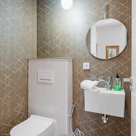 Soho 2 Bedrooms Next To The